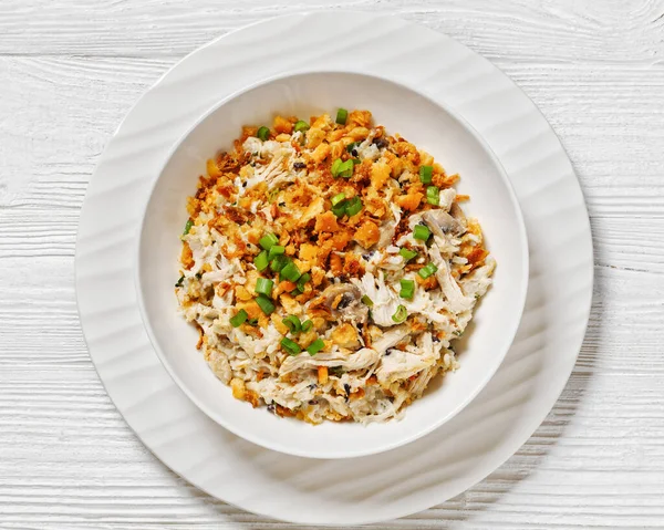 Tavuk Pirinç Güveci Iberville Üzerine Kızarmış Soğan Beyaz Ahşap Masada — Stok fotoğraf