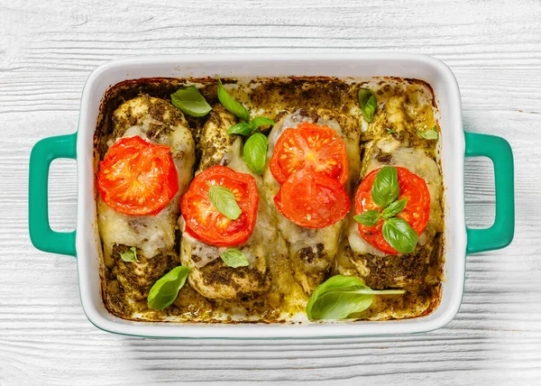 Chicken Breasts Baked Pesto Sauce Melted Mozzarella Cheese Sliced Tomatoes — Stock Photo, Image