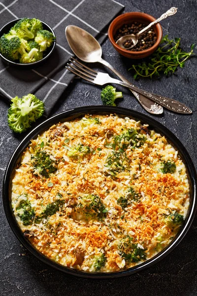 Chicken Broccoli Mushrooms Creamy Casserole Topped Panko Breadcrumbs Baking Dish — Stock Photo, Image