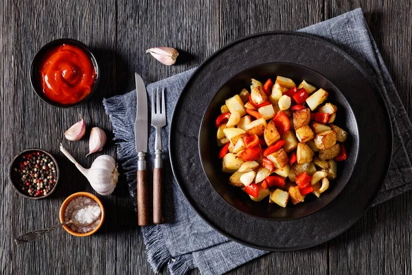 Pan Browned Patatas Con Pimiento Rojo Dientes Ajo Enteros Tazón — Foto de Stock