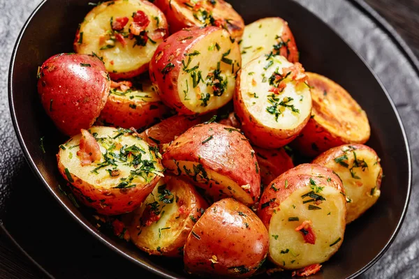 Kruiden Knoflook Aardappelen Bestrooid Met Dragon Verkruimeld Gebakken Spek Gehakte — Stockfoto