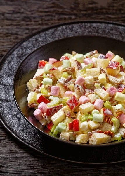 Detail Salátu Sweet Apple Celerem Barevnými Mini Marshmallows Ořechy Černé — Stock fotografie