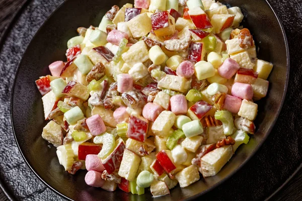 Detail Sladkého Jablečného Salátu Celerem Barevnými Mini Marshmallows Ořechy Černé — Stock fotografie