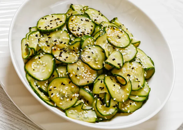 日本黄瓜色拉 Cucumber Salad Sunomono Japanese Cucumber Salad 的特写镜头 用酱油 芝麻油和白糖等亚洲调料切片黄瓜放入白碗 — 图库照片