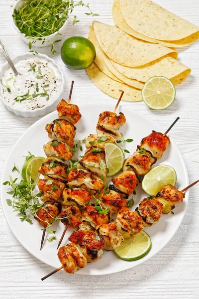 Chicken Souvlaki Thyme Lime Wedges White Plate White Wooden Table — Stock Photo, Image