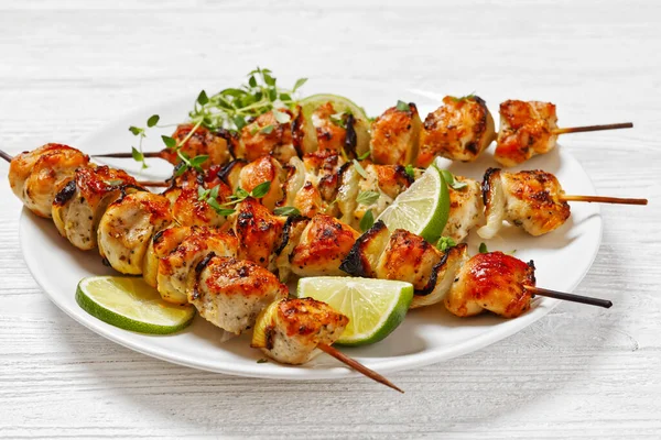 Chicken Souvlaki Thyme Lime Wedges White Plate White Wooden Table — Stock Photo, Image