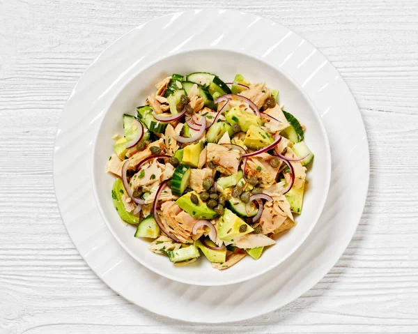 Avokadolu Ton Balığı Salatası Kırmızı Soğan Salatalık Zeytinyağlı Maydanozlu Kapari — Stok fotoğraf