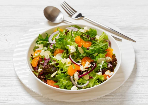 Mandarin Orange Salad Lettuce Mix Toasted Almonds Dried Cranberries Red — Stock Photo, Image