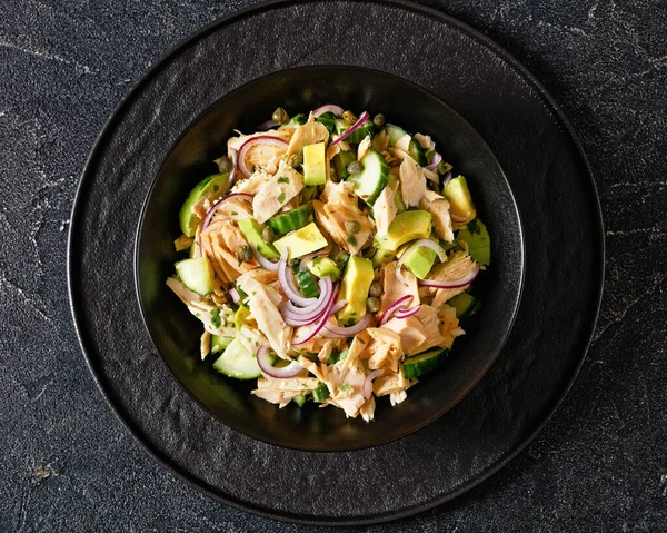Avokadolu Ton Balığı Salatası Kırmızı Soğan Salatalık Zeytinyağı Maydanozlu Kapari — Stok fotoğraf