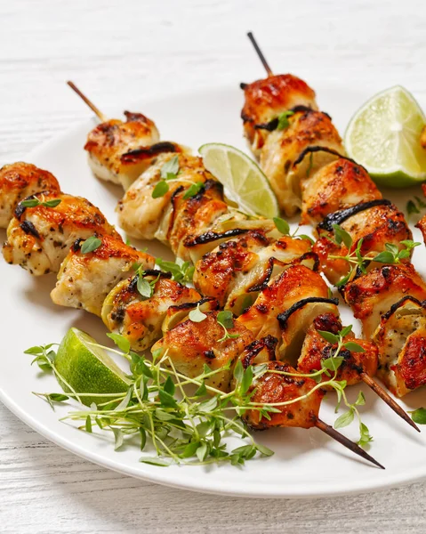 Grilled Chicken Onion Skewers Thyme Lime Wedges White Plate White — Stock Photo, Image
