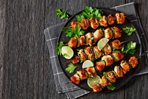Grilled Chicken Souvlaki Parsley Lime Wedges Black Plate Dark Wooden — Stock Photo, Image