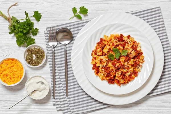 Lasagnette Bolognese Mielonej Wołowiny Pomidory Ricotta Ser Białym Talerzu Białym — Zdjęcie stockowe