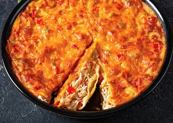 Kip Maïs Tortilla Braadpan Beladen Met Versnipperde Kipfilet Groene Rode — Stockfoto