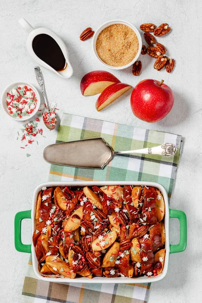 Gebackener Apfel French Toast Garniert Mit Pekannüssen Und Weihnachtszuckerstreusel Auflaufform — Stockfoto
