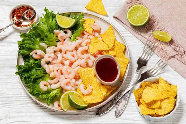 Steamed Shrimps Lettuce Lime Wedges Corn Chips Sweet Chili Sauce — Stock Photo, Image