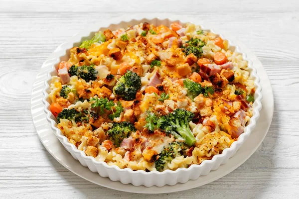 Ham Broccoli Noodle Casserole Topped Cheese Croutons White Baking Dish — Stock Photo, Image