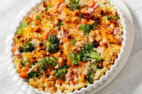 Ham Broccoli Noodle Casserole Topped Melted Cheese Croutons White Baking — Stock Photo, Image