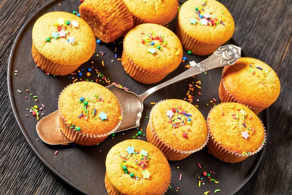 Muffins Limão Cobertos Com Polvilhas Férias Placa Preta Com Muffin — Fotografia de Stock