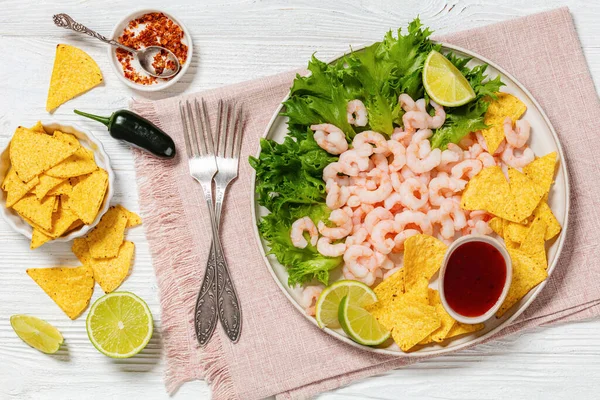Gedämpfte Garnelen Mit Salat Limettenkeilen Maischips Und Süßer Chilisoße Auf — Stockfoto