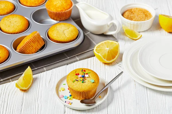 Süße Zitronen Muffin Garniert Mit Urlaubsstreusel Auf Weißem Teller Auf — Stockfoto