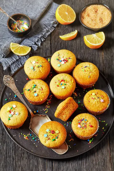 Deliciosos Muffins Limão Cobertos Com Polvilhas Férias Placa Preta Com — Fotografia de Stock