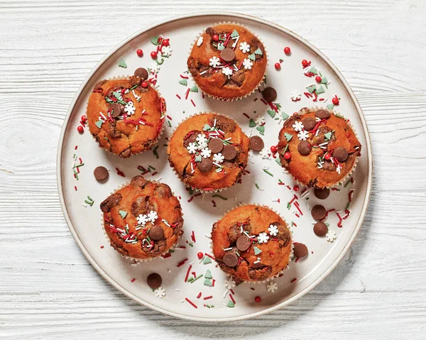 Kerstmis Zoete Aardappel Muffins Bekroond Met Vakantie Hagelslag Chocolade Druppels — Stockfoto