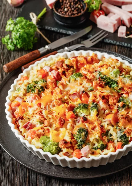 Ham Broccoli Noodle Casserole Topped Cheese Croutons Baking Dish Dark — Stock Photo, Image