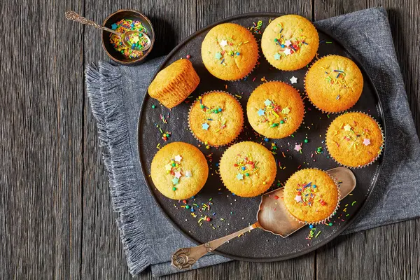 Słodkie Muffinki Cytrynowe Zwieńczone Świąteczną Posypką Czarnej Płycie Ciemnym Drewnianym — Zdjęcie stockowe