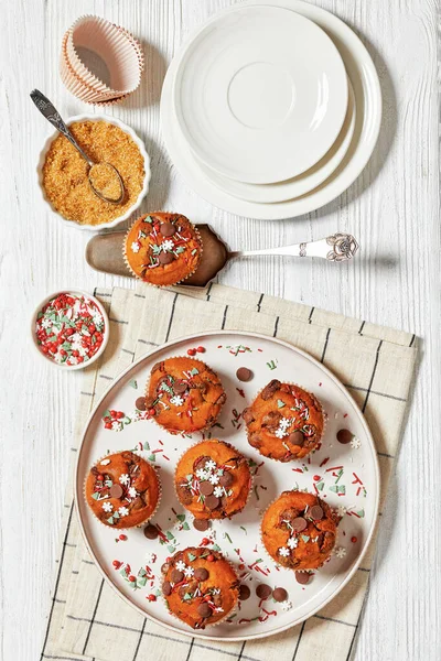 Weihnachtssüße Kartoffelmuffins Mit Weihnachtsstreusel Und Schokoladentropfen Auf Teller Auf Weißem — Stockfoto