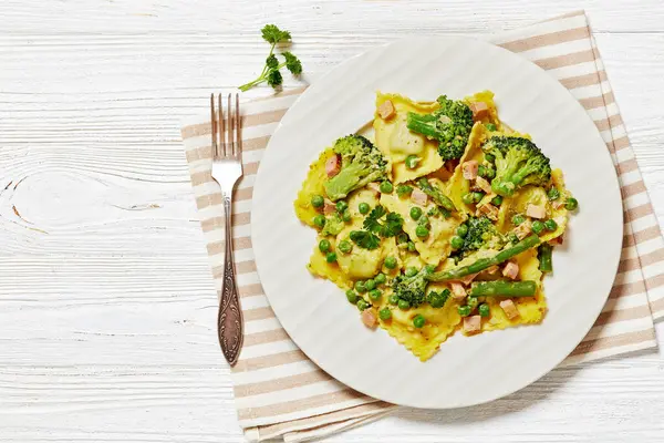 Ravioli Met Groene Groenten Broccoli Groene Erwten Asperges Cubed Ham — Stockfoto