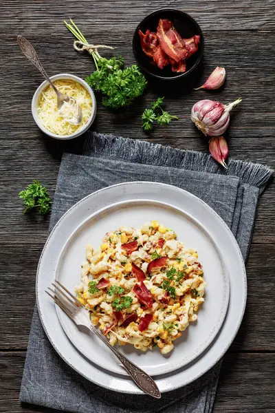 Porção Macarrão Queijo Com Milho Bacon Coberto Com Farinha Rosca — Fotografia de Stock