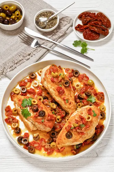 Chicken Breast Halves Braised Chopped Tomatoes Onion Mixed Olives White — Stock Photo, Image