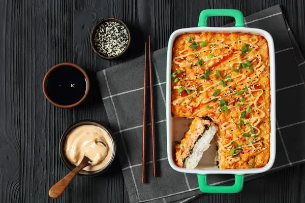 Sushi Sütés Sült Dekonstruált Lazac Sushi Tekercs Sütőben Tál Fekete — Stock Fotó