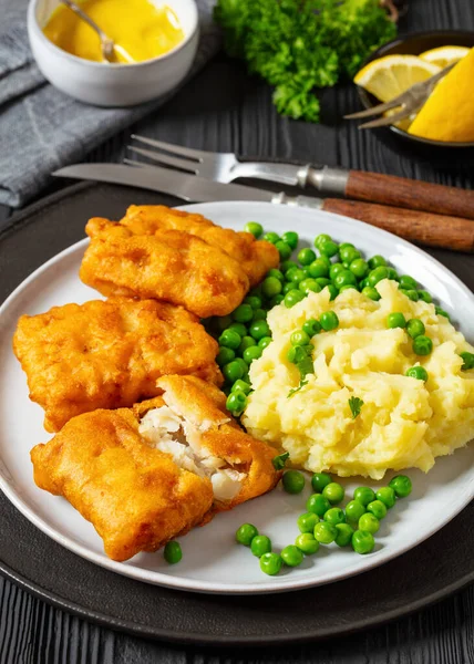 Crispy Fried Fish Fillet Mashed Potatoes Green Peas Plate Black — Stock Photo, Image