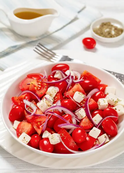 Ensalada Tomate Fresco Con Cebolla Roja Queso Griego Blanco Salado —  Fotos de Stock
