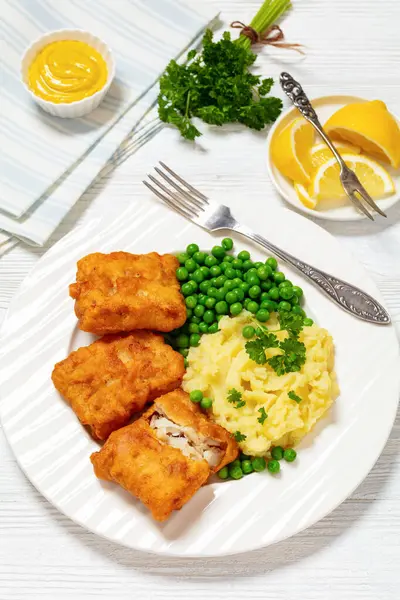 Crispy Fried Fish Fillet Mashed Potatoes Green Peas White Plate — Stock Photo, Image