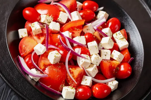 Kırmızı Soğanlı Domates Salatası Siyah Kâsede Siyah Desenli Ahşap Masa — Stok fotoğraf
