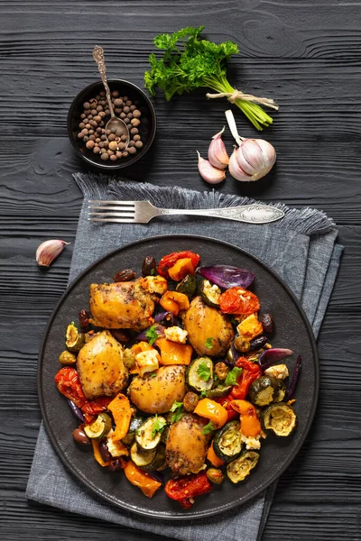 Baked Boneless Chicken Thighs Baked Mixed Vegetables Olives Cubed Feta — Stock Photo, Image