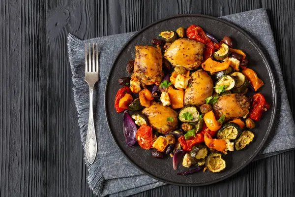 Baked Boneless Chicken Thighs Mixed Vegetables Olives Cubed Feta Cheese — Stock Photo, Image