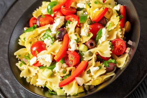 Close Farfalle Salad Bow Tie Pasta Salad Olives Bell Pepper — Stock Photo, Image
