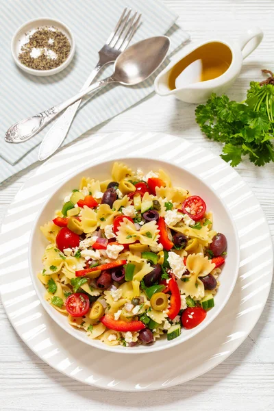 Farfalle Salade Bow Tie Pasta Salade Met Kalamata Groene Olijven — Stockfoto