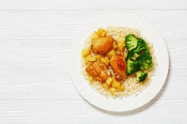 Roasted Boneless Chicken Thighs Pineapple Chunks Brown Rice Broccoli White — Stock Photo, Image