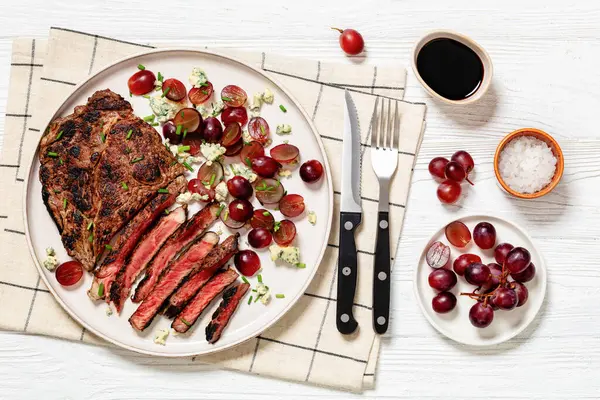 Pan Gebakken Rundvlees Steak Geserveerd Met Salade Van Rode Druiven — Stockfoto