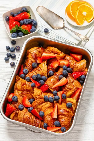 Aardbeien Bosbes Croissant Ovenschotel Bakvorm Witte Houten Tafel Met Ingrediënten — Stockfoto