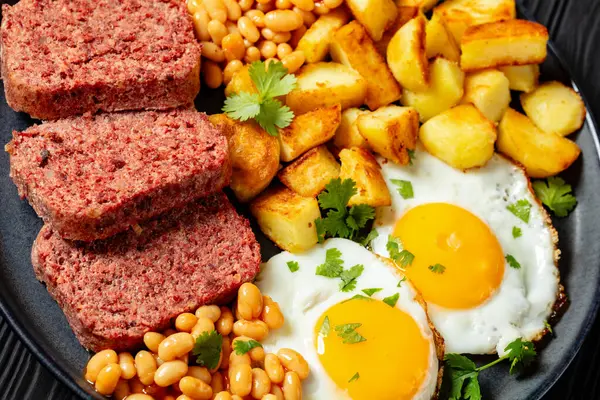 Carne Conserva Frijoles Cocidos Patatas Huevos Fritos Imagen De Stock