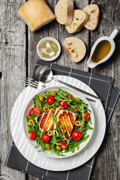 Healthy Salad Grilled Halloumi Greek Cheese Arugula Tomatoes Green Olives — Stock Photo, Image