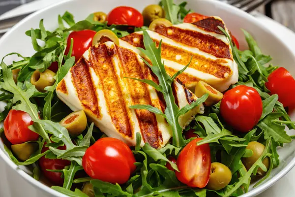 Close Fresh Salad Grilled Halloumi Greek Cheese Rocket Salad Tomatoes — Stock Photo, Image