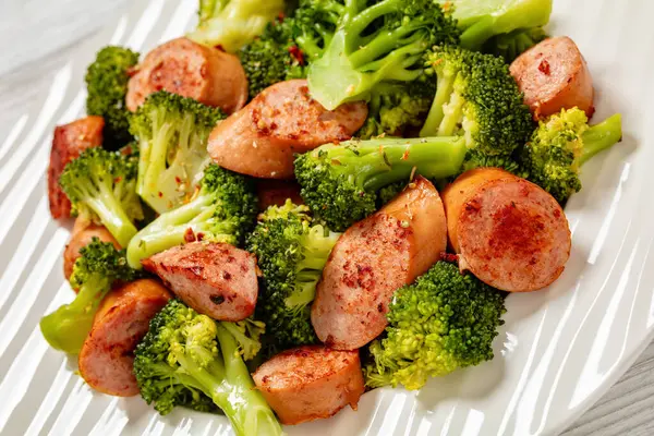 Pan Seared Juicy Sausage Crispy Tender Broccoli White Plate Close Imágenes De Stock Sin Royalties Gratis