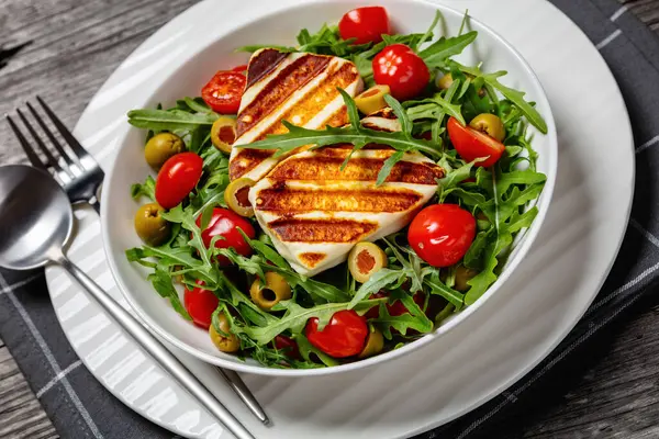 Gesunder Salat Mit Gegrilltem Halloumi Griechischem Käse Rucola Tomaten Und lizenzfreie Stockfotos