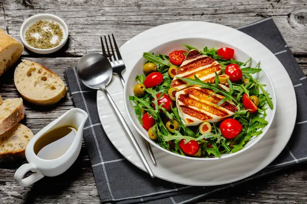 Salată Sănătoasă Brânză Grecească Halloumi Grătar Rucola Roșii Măsline Verzi Fotografie de stoc
